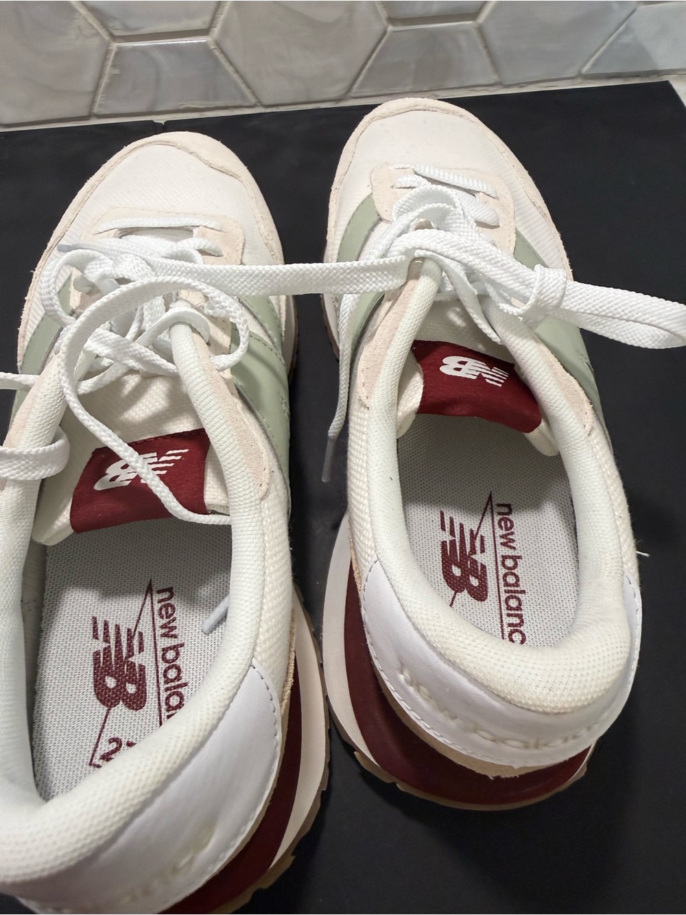 New Balance Woman’s 237 Sneakers Sage Green White & Maroon Sz 9.5 NEW Box - Picture 7 of 12